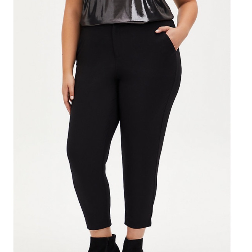 BLACK CREPE FLAT FRONT TAPERED PANT
